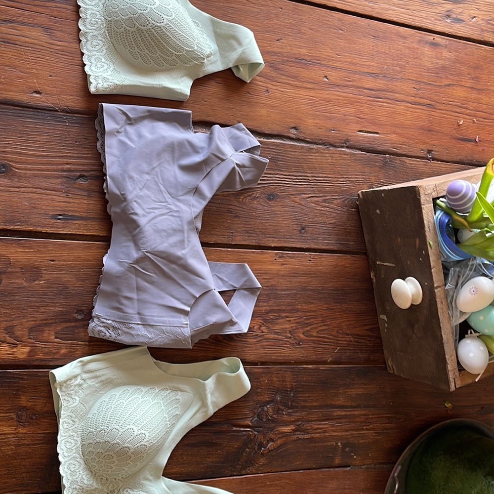 Bras - Picture 3 of 4